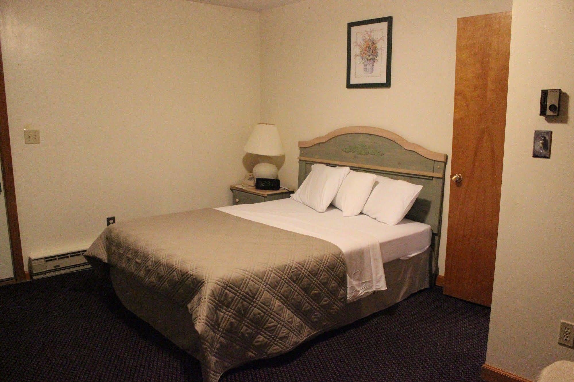 Chatham Travel Lodge Old Chatham Экстерьер фото
